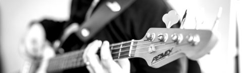 Lehrer spielt E-Bass