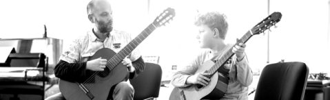 Holger Klein gibt Gitarrenunterricht