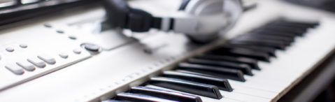 Keyboard und Kopfhörer - Detailaufnahme